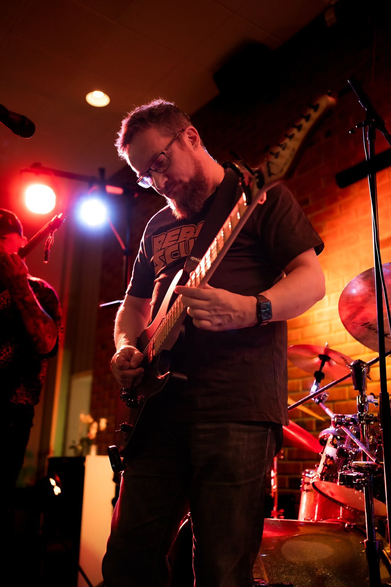 Roger Bakkhaug spiller gitar
